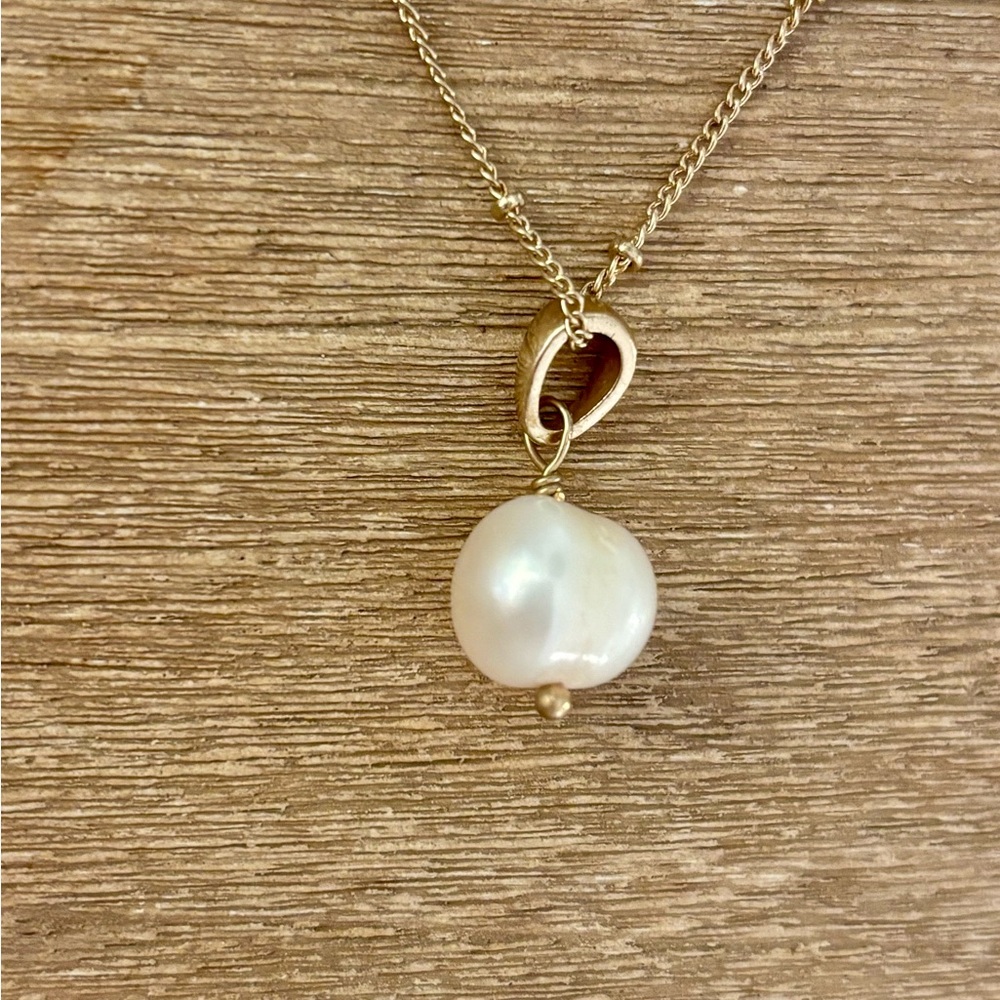 Delicate Gold Necklace with Freshwater Pearl Pendant